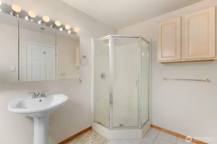 Lower Primary Bathroom w/Shower