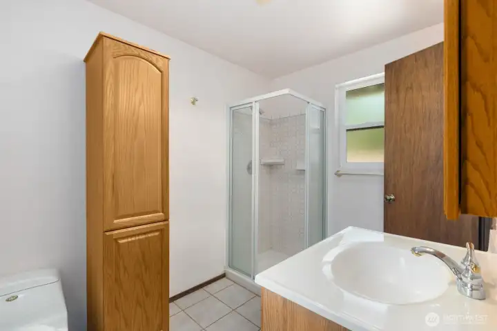 Upstairs Jack and Jill w/Shower