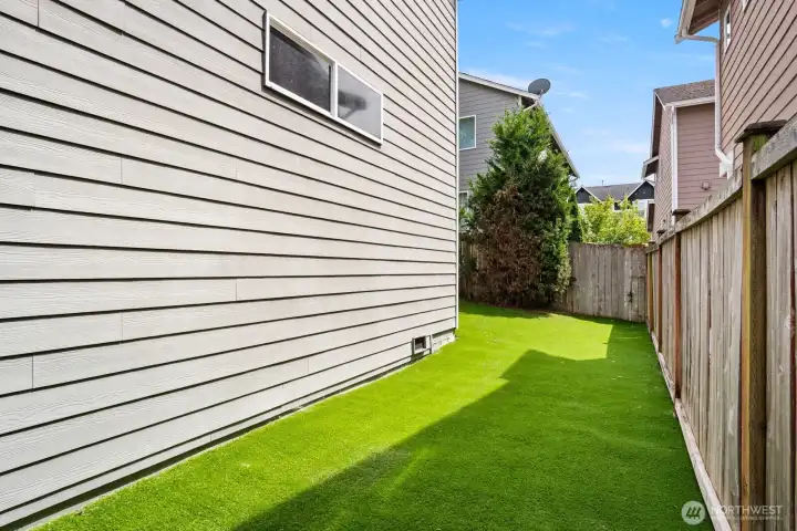 side yard turfed also