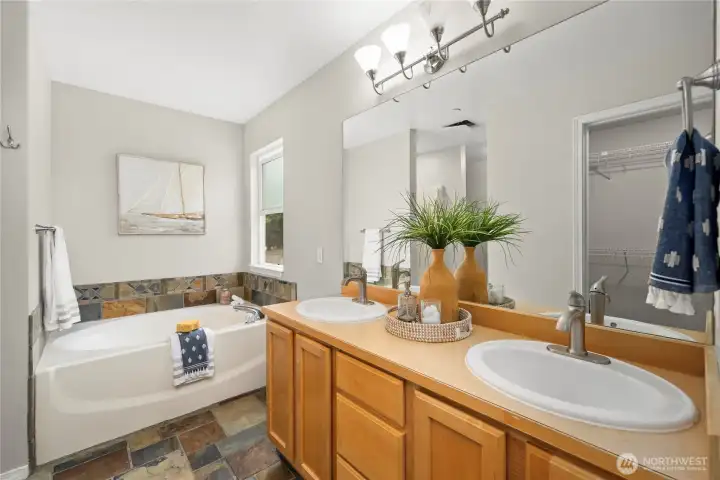 primary ensuite with 5-piece bath