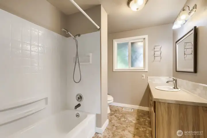Upper level full bath Upper level full bath