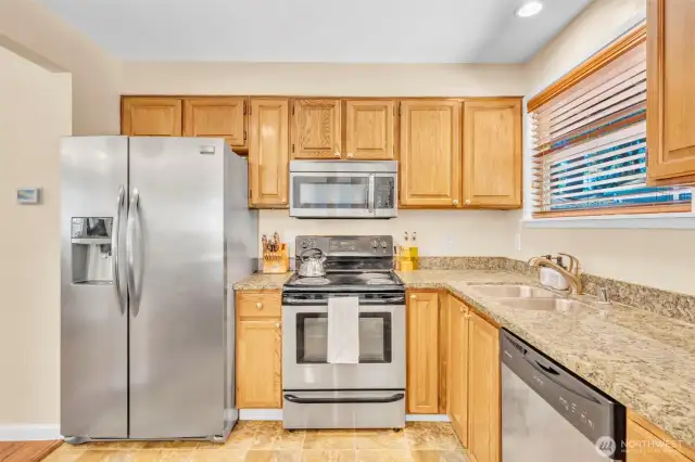 chef's delight in this large kitchen