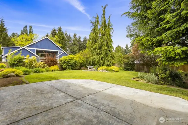 Additional patio with lots of space for entertaining.