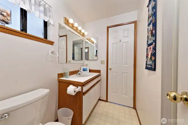 Main level bath.