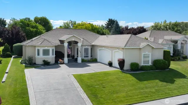 Stucco exterior, 3 car garage