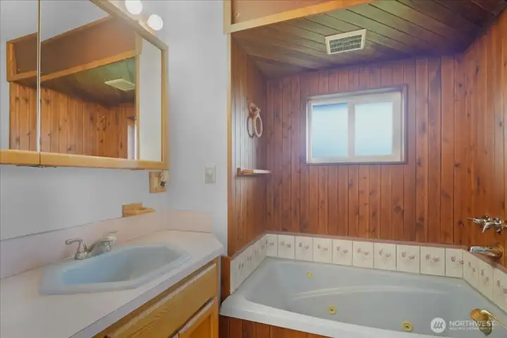 Second bath with a large jetted tub