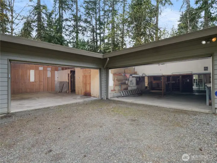 IYKYK. Not everyone needs a 10+ car garage. But if you do, you understand how rare this is. Collectors, hobbyists, mechanics or toy-lovers will appreciate these next few photos...