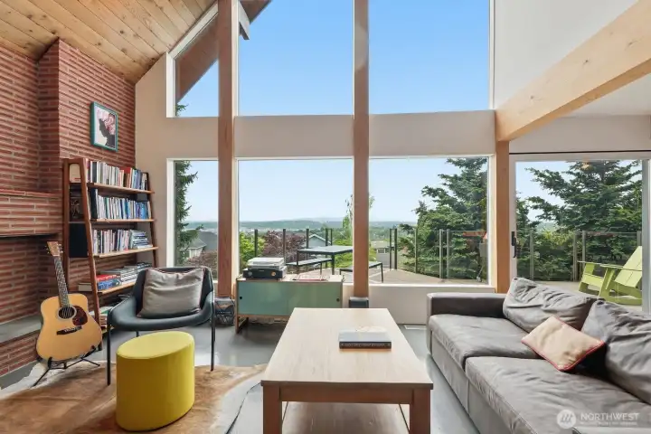 Easterly views of the Cascade Mountains, Elliott Bay and the downtown skyline take center stage here.