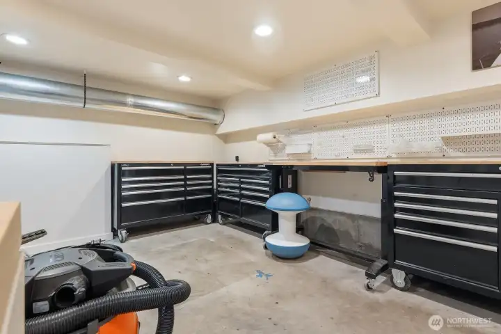 Use this awesome space as a studio, shop, gym - versatility galore!