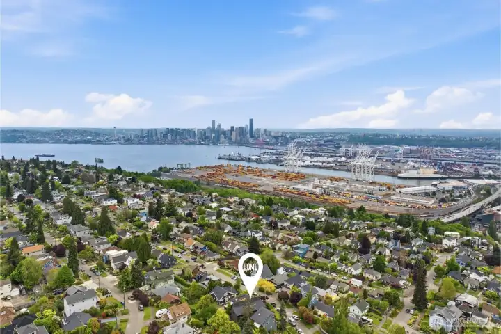 The eastern slope of West Seattle gives you unbeatable views, but also incredibly quick access to downtown via the West Seattle Bridge, the water taxi, and bus lines nearby.