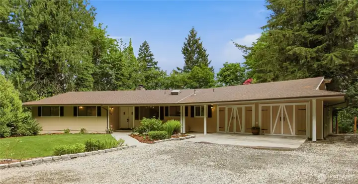 Freshly painted, lovely landscaping make this home so appealing. Freshly painted, lovely landscaping make this home so appealing.