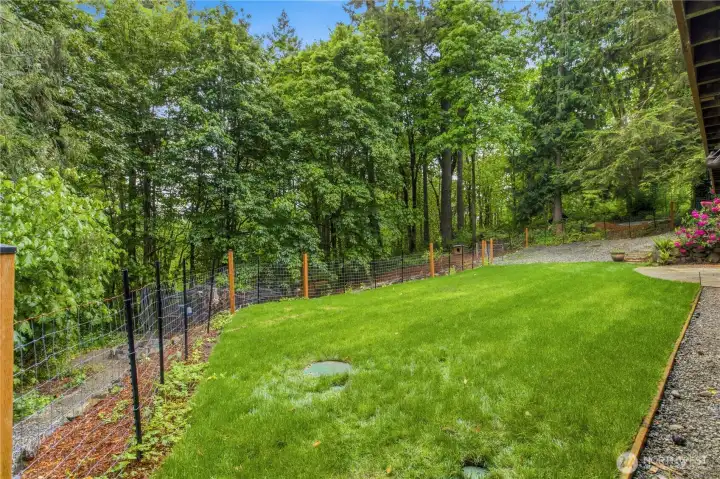 Upper level backyard is enclosed with 4 gates. Upper level backyard is enclosed with 4 gates.