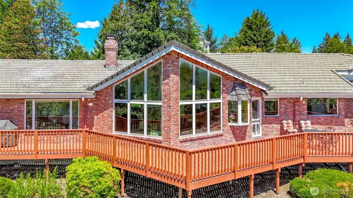 Expansive deck to capture all the views!