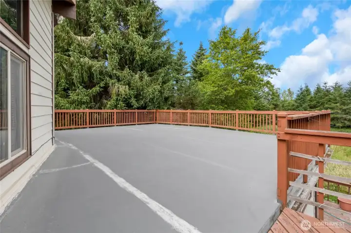 Very large outdoor deck. Perfect for gazing at Mt Rainier while BBQ'ing your favorite grub or enjoying your favorite beverage. Very large outdoor deck. Perfect for gazing at Mt Rainier while BBQ'ing your favorite grub or enjoying your favorite beverage.