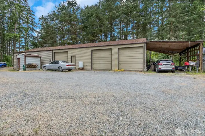 So much garage and covered parking spaces! So much garage and covered parking spaces!