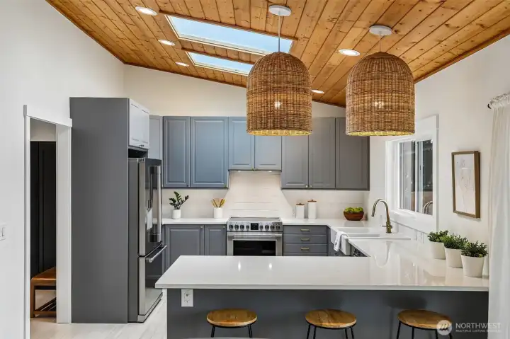 Light and bright kitchen with eat up bar