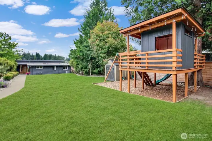 Spacious yard & playhouse