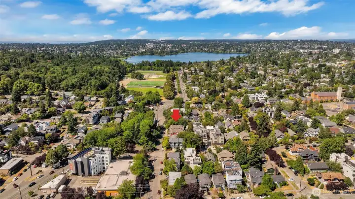 Ideal location just blocks away from Green Lake and Wallingford shopping and restaurants Ideal location just blocks away from Green Lake and Wallingford shopping and restaurants