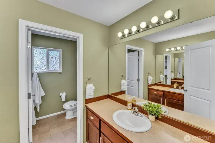 Upper main bathroom. Upper main bathroom.