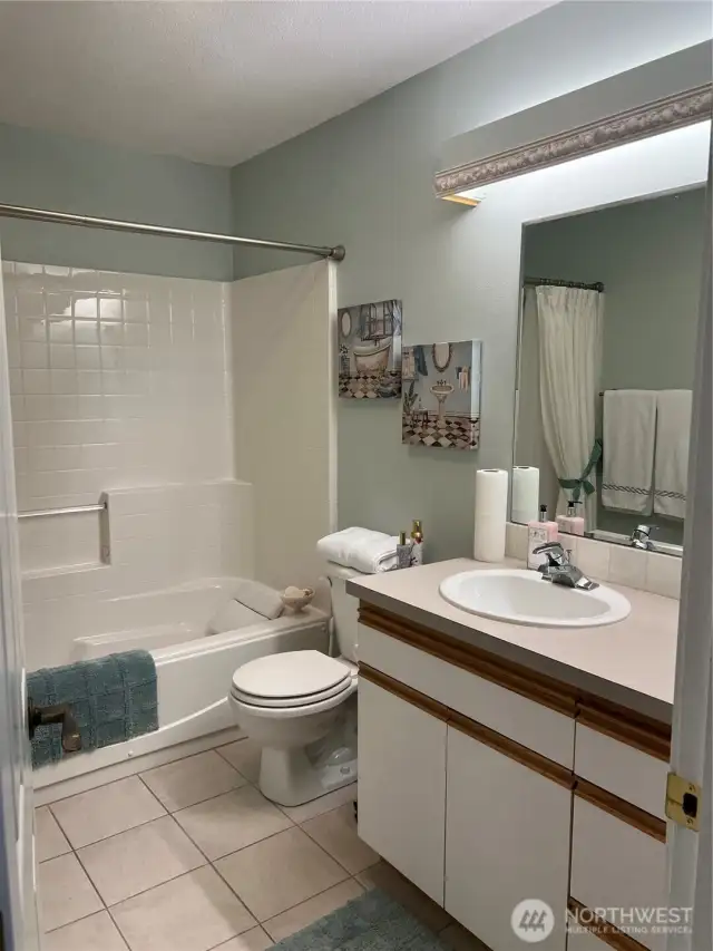 Full bath between the two guest bedrooms.