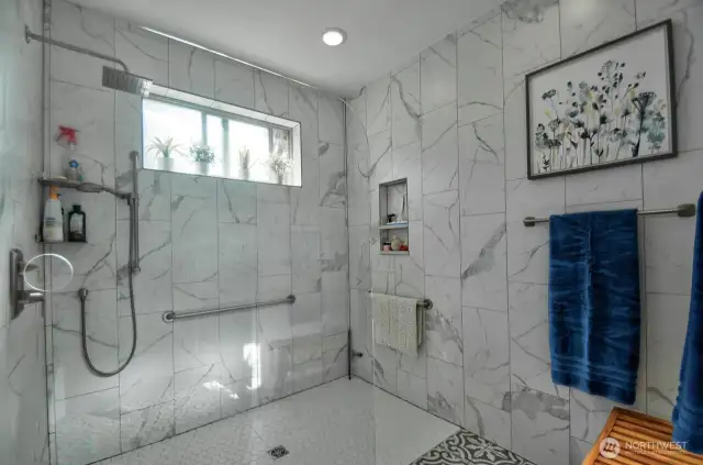Luxurious primary bath