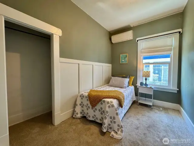 Middle bedroom