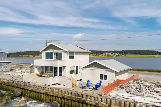 Heron House Retreat on Whidbey Island with wild life sanctuary across the road with trails to access the lake just a few minutes away.