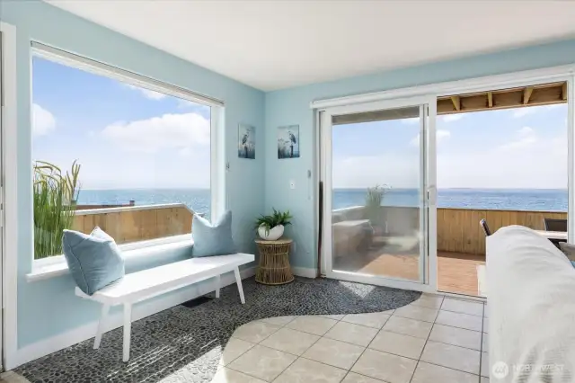 Large living room with plenty of room for an eating area or bar.