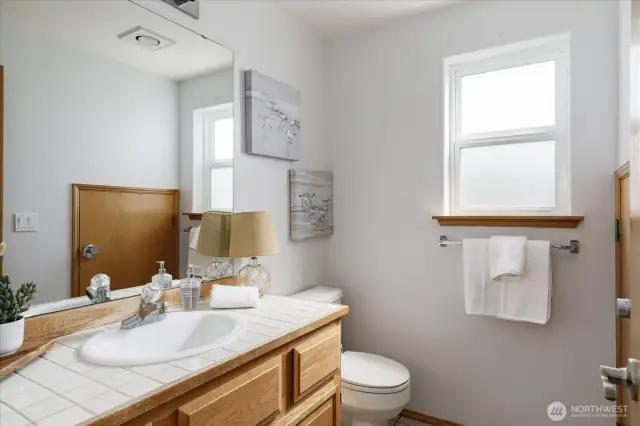 Downstairs 1/2 bathroom
