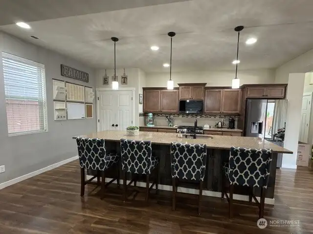 Large kitchen with beautiful quartz bar
