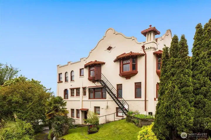 Eastlake's restaurants & cafes are blocks away w/ Capitol Hill, UW, & Downtown just around the corner.