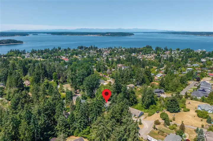 Just blocks from downtown Steilacoom and the ferry.
