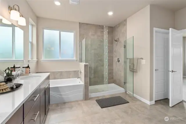 5-piece ensuite bathroom with walk-in closet (virtually staged)