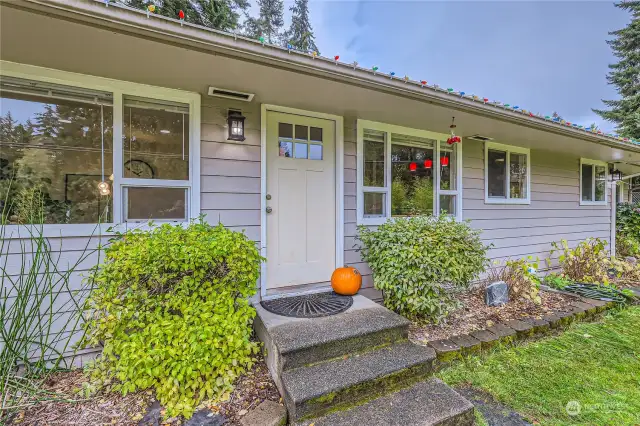 Welcome Edmonds rambler with 2 bedrooms + bonus room + full bathroom in desirable Meadowdale area.