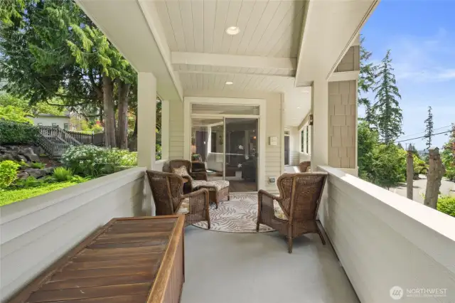 Mulitple Decks w/ Lake Washington & Mtn Views
