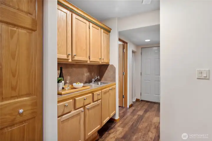 Lower Level Bar & Closet for Stackable W/D