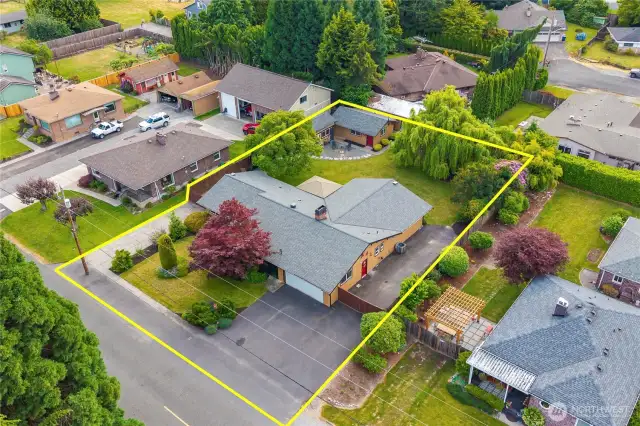 Gorgeous rambler in downtown Puyallup on large private lot