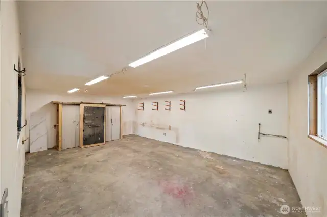 Woodworking shop w/220V & plumbed for air!