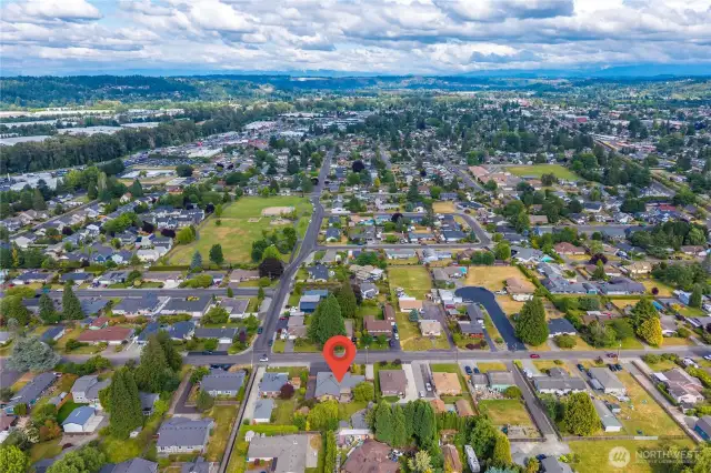 Just min from all that downtown Puyallup has to offer!