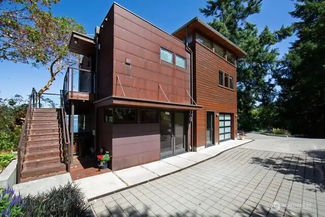 Detached guest apartment on 2nd level with a private office or Flex room at ground level. A single car garage is part of guest apartment building.