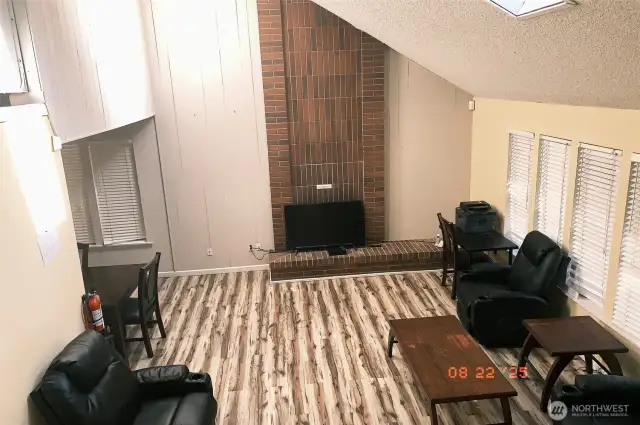 Vaulted ceiling, laminate wood flooring, skylights and more!