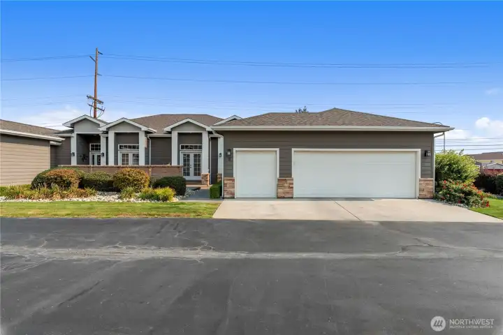 Easy living!  Convenient location across from Rotary Park and into great shopping options.