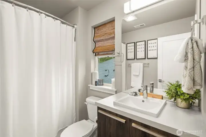 Mini Ensuite Full Bath