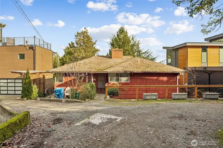 Picture of house from driveway access