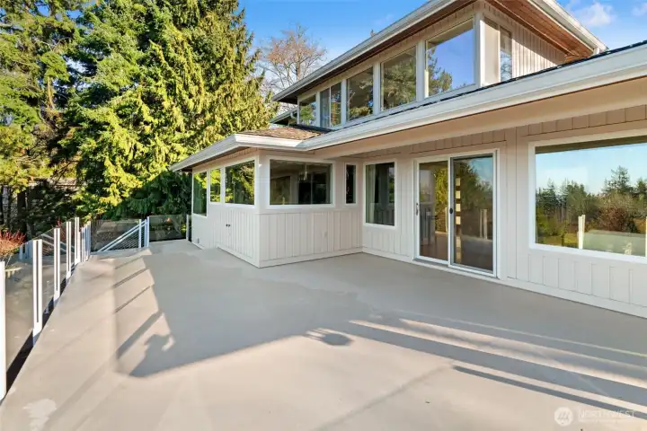 Massive entertainment sized deck.