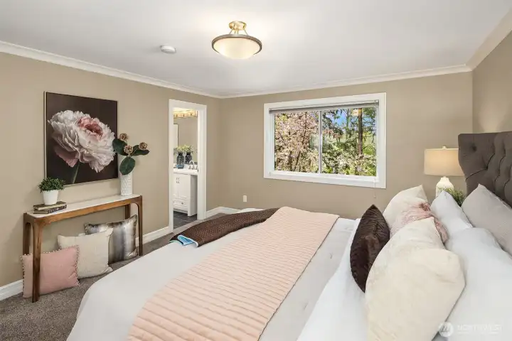 Primary to en-suite bath w/ shower and tub