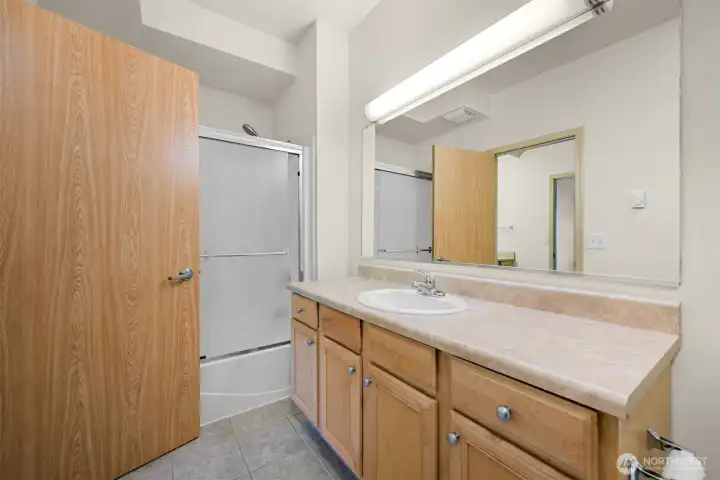 Primary bathroom #1 w tub/shower combo
