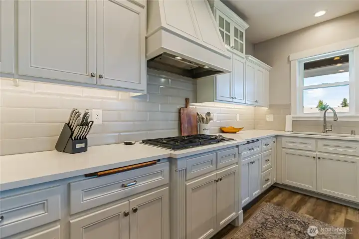 Natural gas cooktop with custom hood