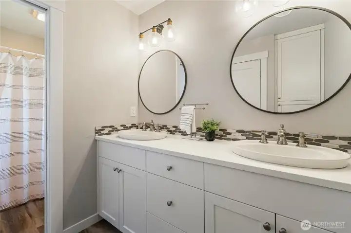 Separate room for tub/shower and toilet