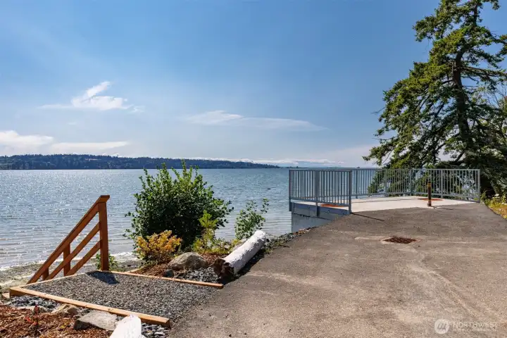 Another stairway to the community beach and a view point. Another stairway to the community beach and a view point.